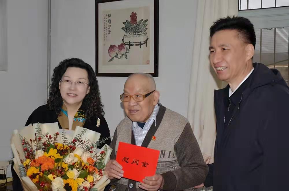 濟南產(chǎn)發(fā)集團黨委副書記、總經(jīng)理黃蓓走訪慰問離休老干部、老黨員